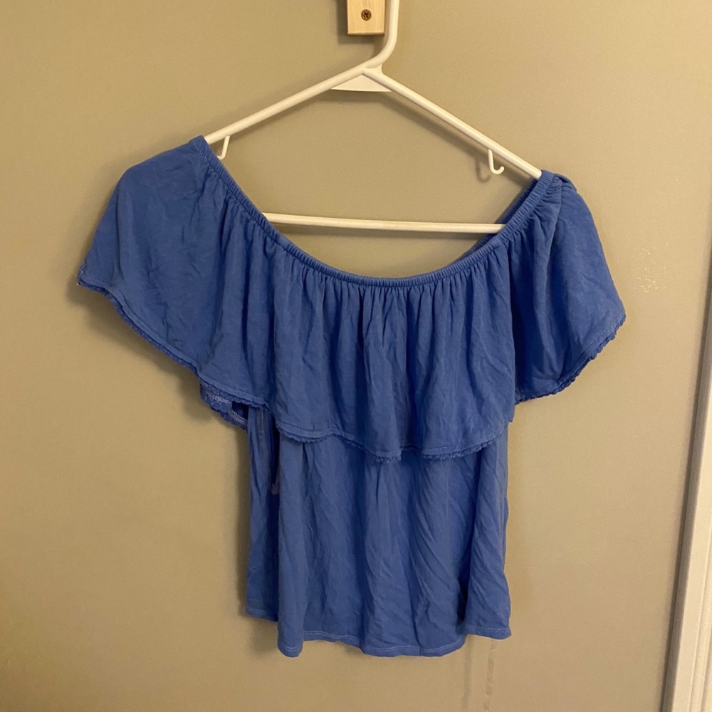 Off the shoulder American Eagle tee